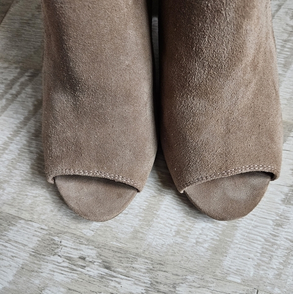 Michael Journey Block Heel Suede Leather Heel Sandals - Picture 9 of 16